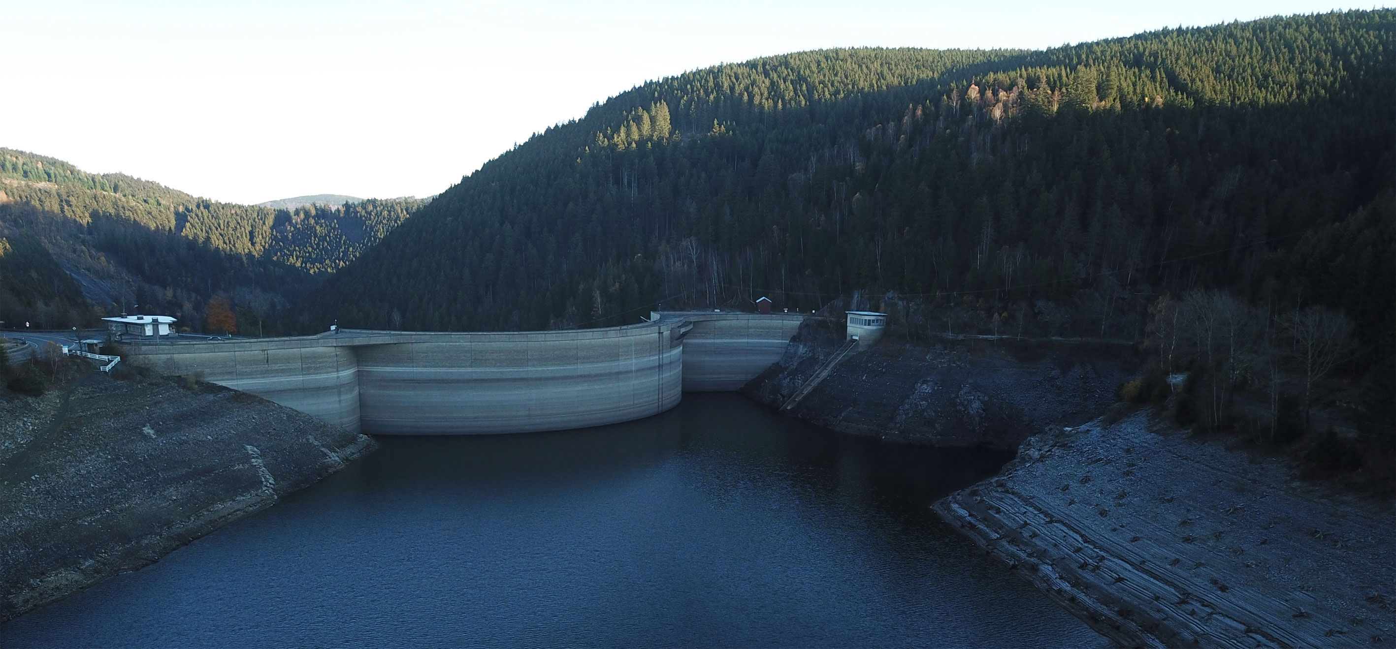 die Okertalsperre im Harz - Blick auf die Staumauer